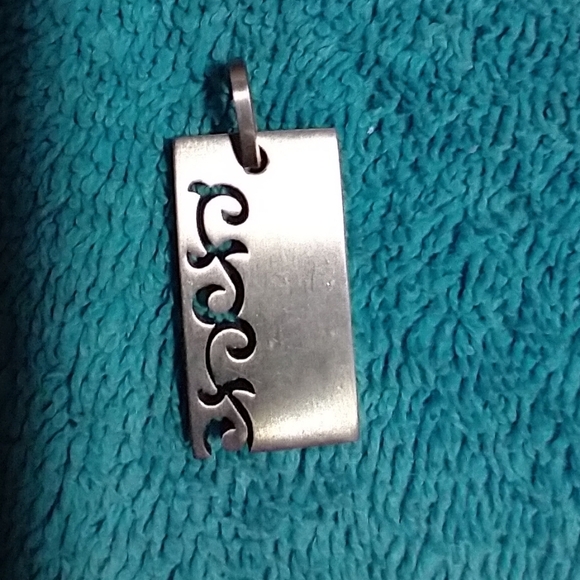 Elegant Stainless Steel Swirl Silver Pendant with Intricate Design double sided - Picture 4 of 4